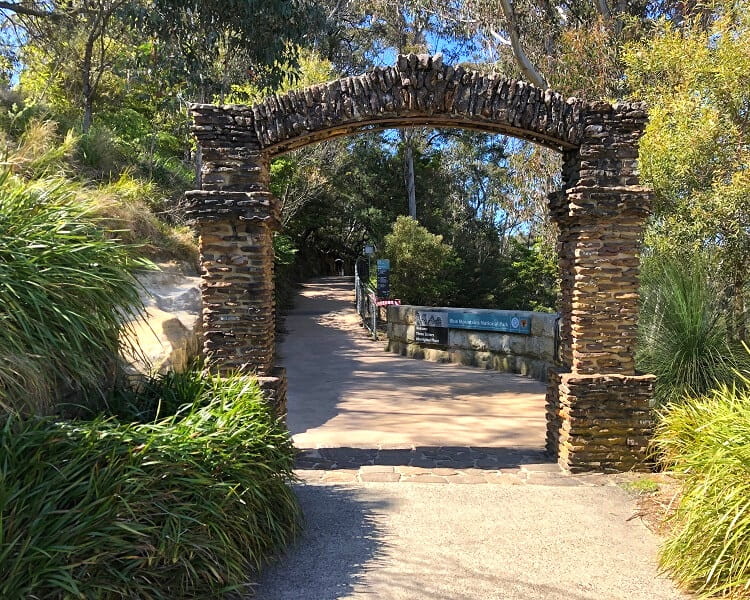 Entrance to the Three Sisters walk